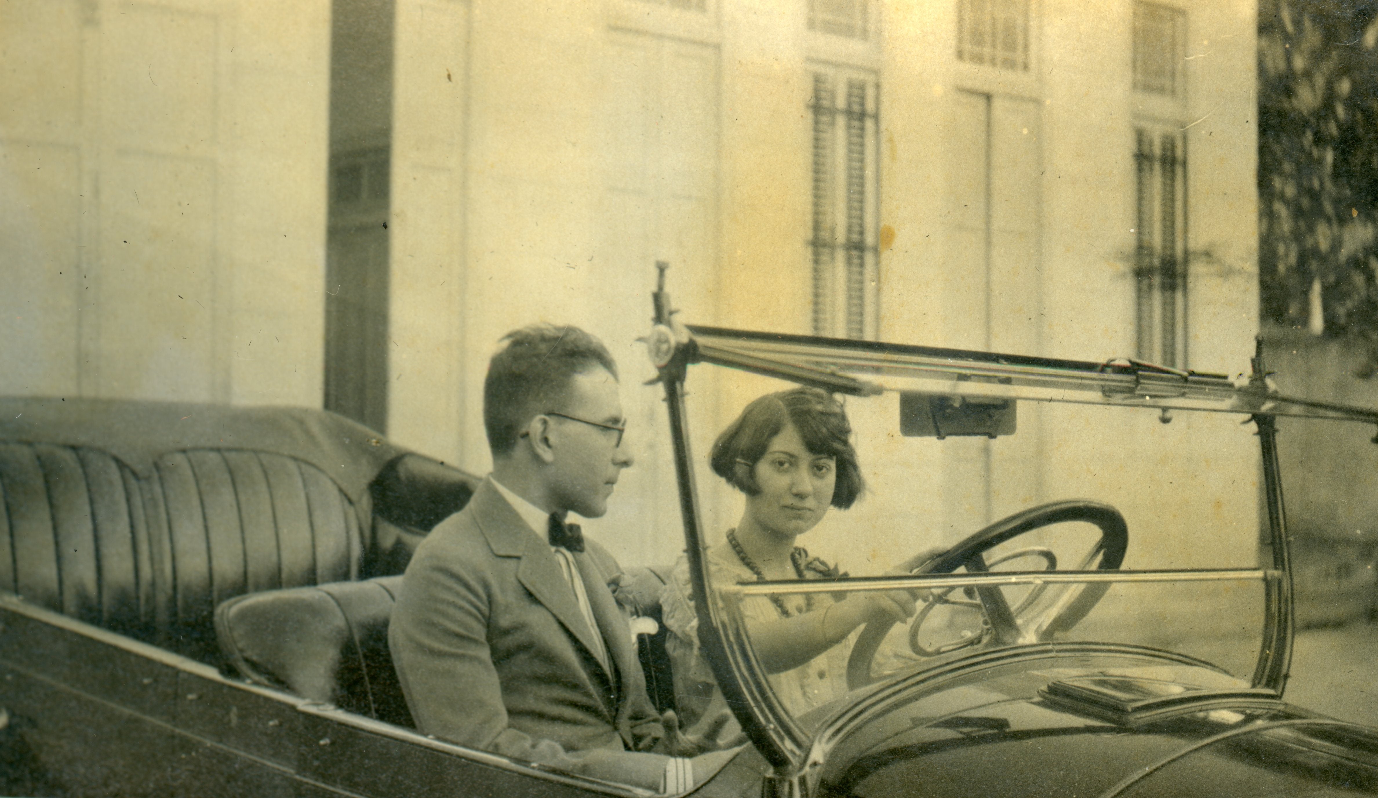 Mujer conduciendo un coche. Álbum Villamayor, 1925.
