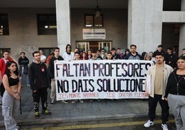 Un momento de la protesta ante la Consejería de Educación.