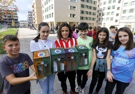 Xuan, Celia, Nel, Nel, Ainara y Lucía, alumnos del colegio Eduardo Martínez Torner, con los ceniceros que han elaborado para repartir a los bares.