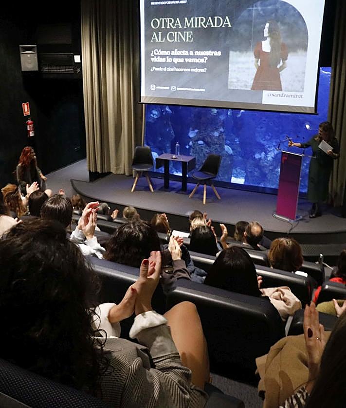 Imagen secundaria 2 - Arriba, Juan Cifuentes, María Jesús Álvarez, Ángel González, Ángela Santianes, Magali Costales, Leticia Álvarez, Elena Reales, Jorge Lojero y Alicia Álvarez. A la izquierda, la boxeadora Sara Montoya charla con la periodista de EL COMERCIO Susana Tejedor; a la derecha, público asistente.