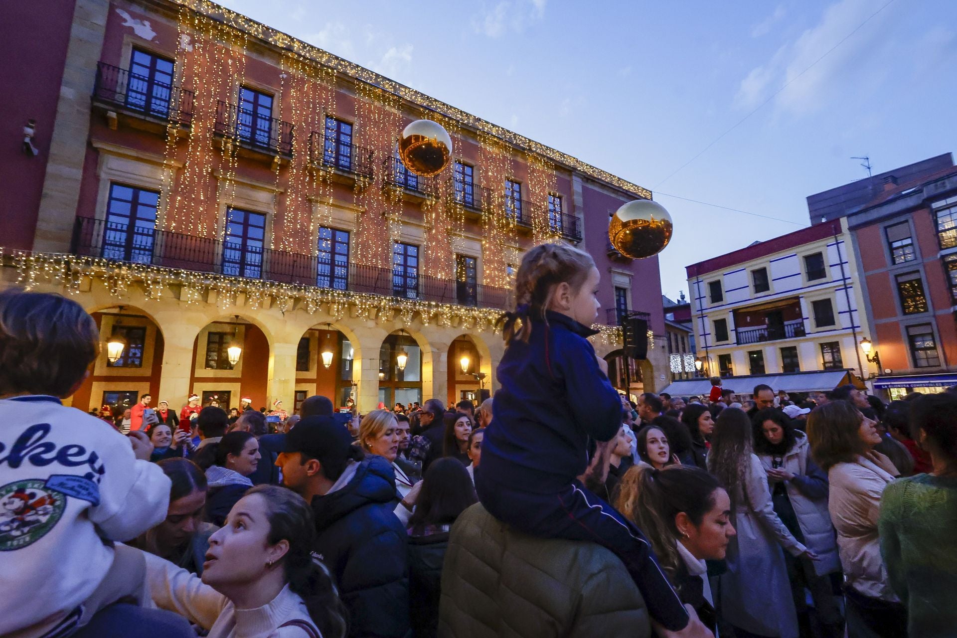 Gijón recibe la Navidad más luminosa