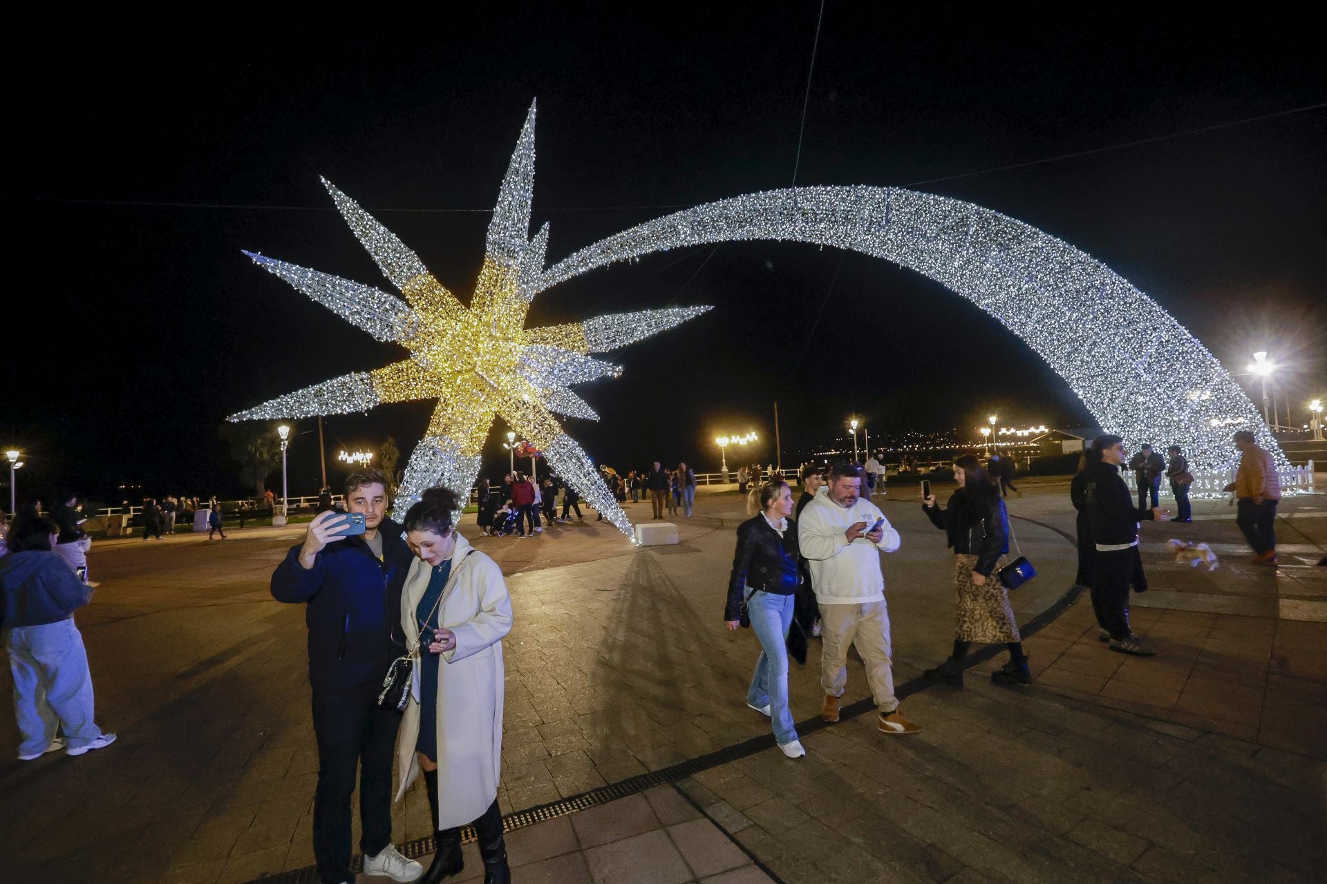 Gijón recibe la Navidad más luminosa