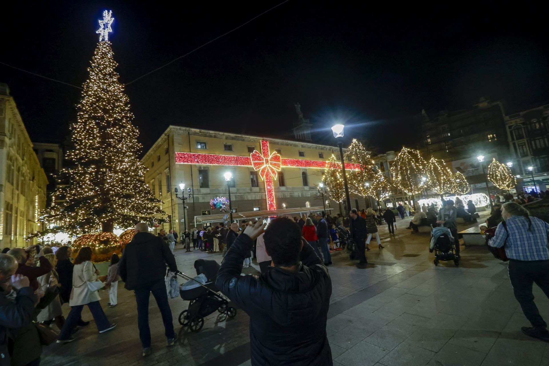 Gijón recibe la Navidad más luminosa