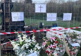 Los vecinos de Vega, en Gijón, colocaron ayer ramos funerarios y esquelas junto al lugar del sondeo, con leyendas como 'Tu paralización llegó tarde'.