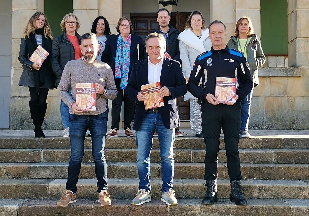 El presidente de la Mancomunidad de la Sidra, Juan Antonio González; el alcalde de Nava, Juan Cañal; y el jefe de la Policía Local, Luis Jorge Pruneda.