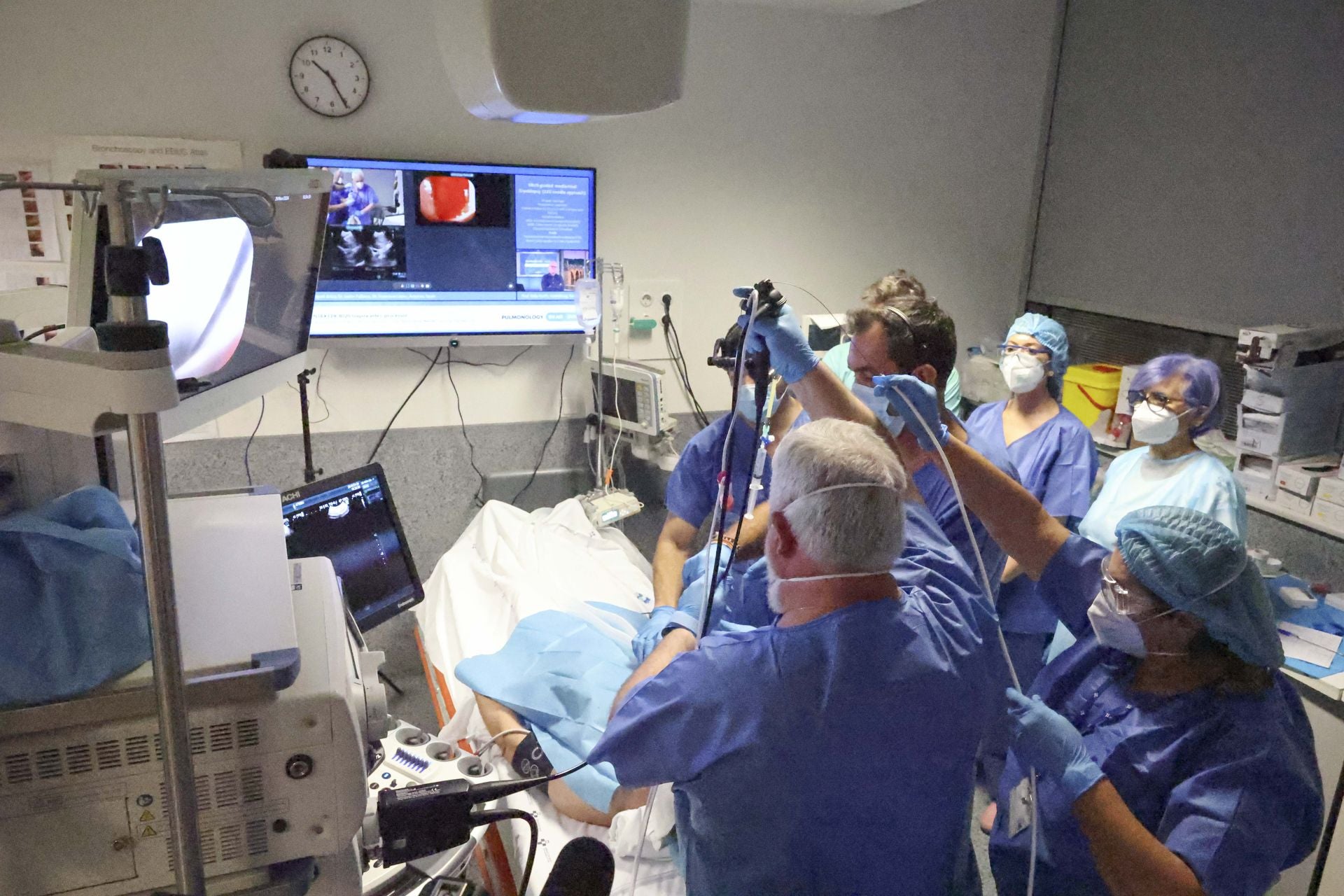 Una nueva técnica de biopsias por congelación de Asturias al mundo: las imágenes de la operación en el HUCA