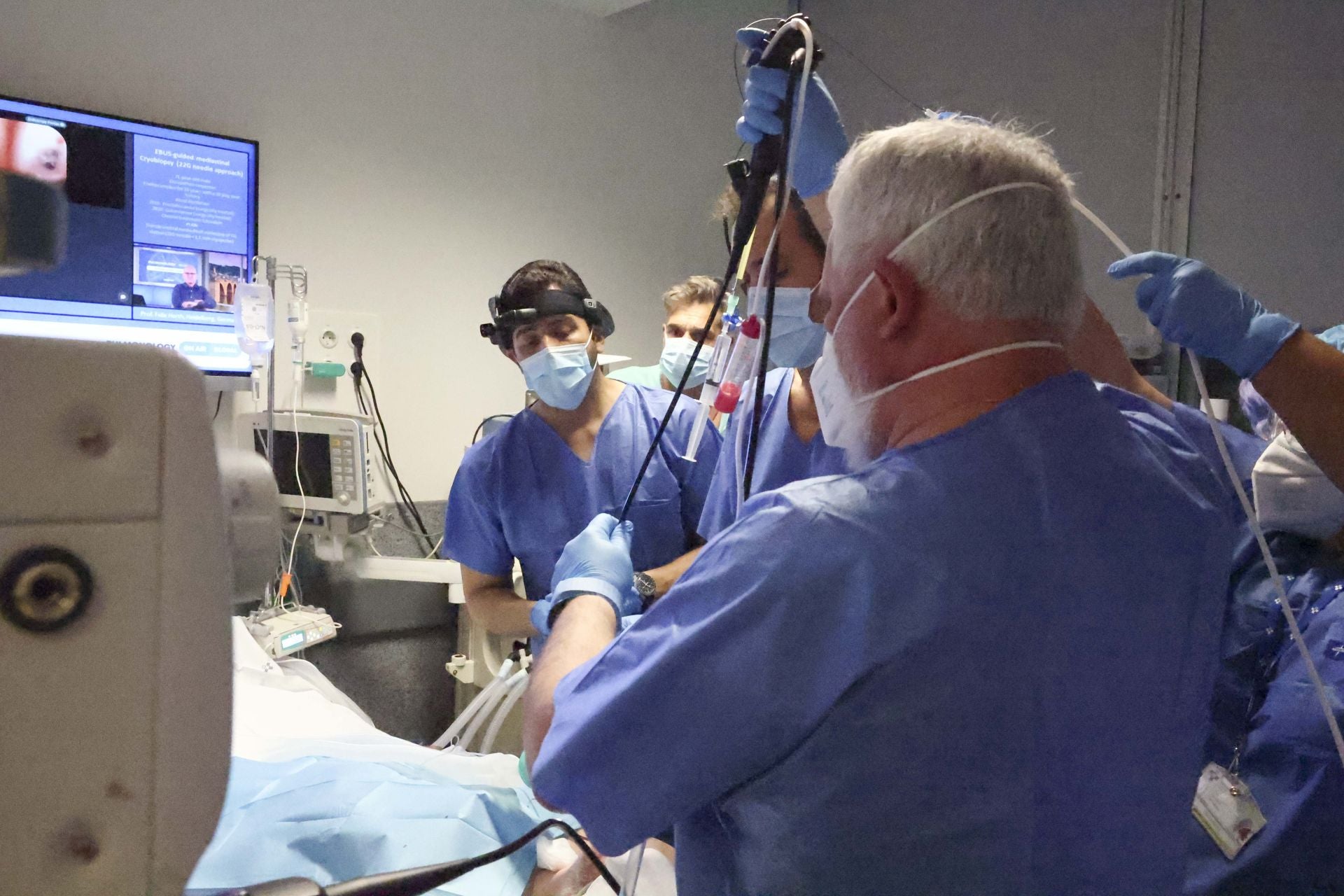 Una nueva técnica de biopsias por congelación de Asturias al mundo: las imágenes de la operación en el HUCA