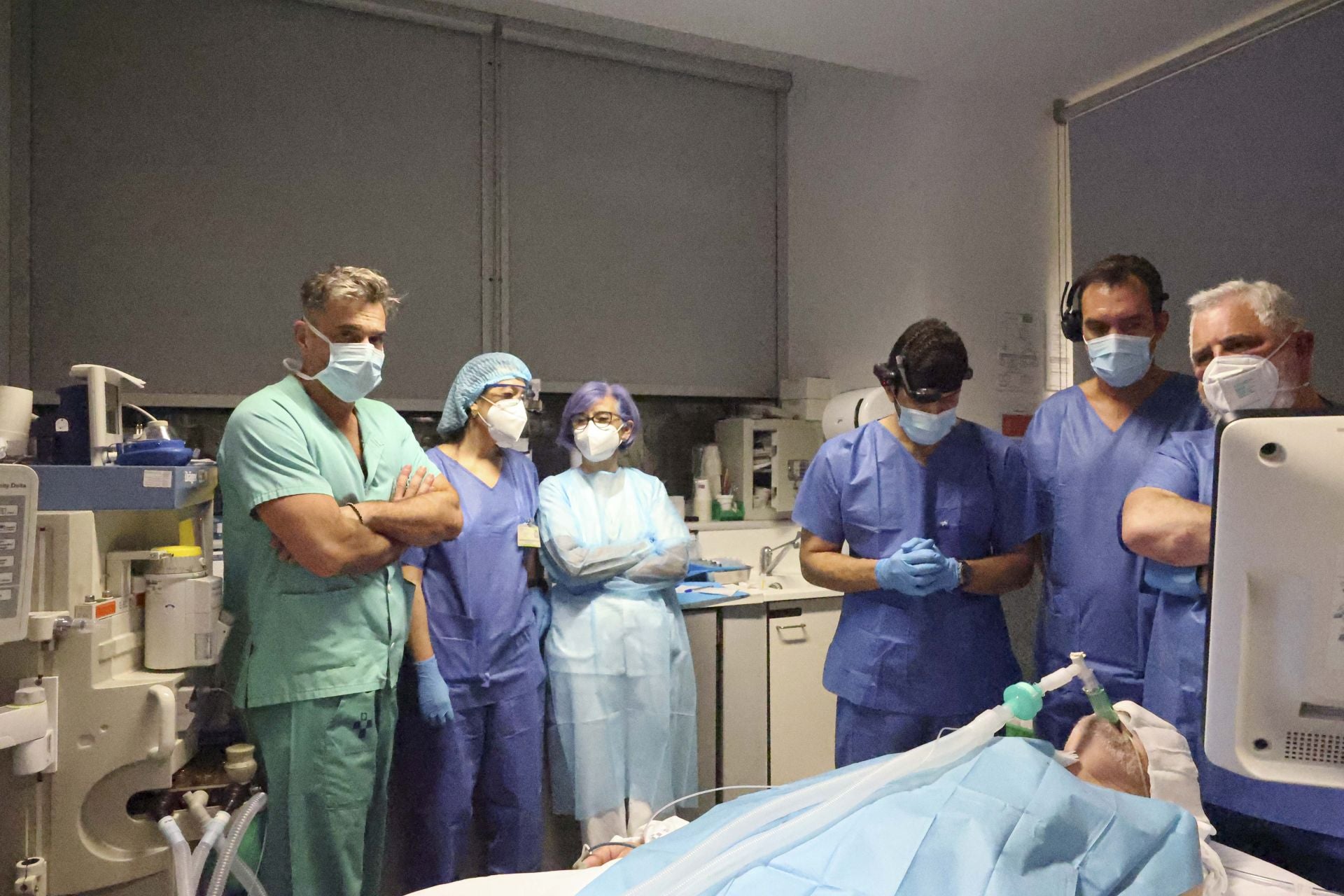 Una nueva técnica de biopsias por congelación de Asturias al mundo: las imágenes de la operación en el HUCA