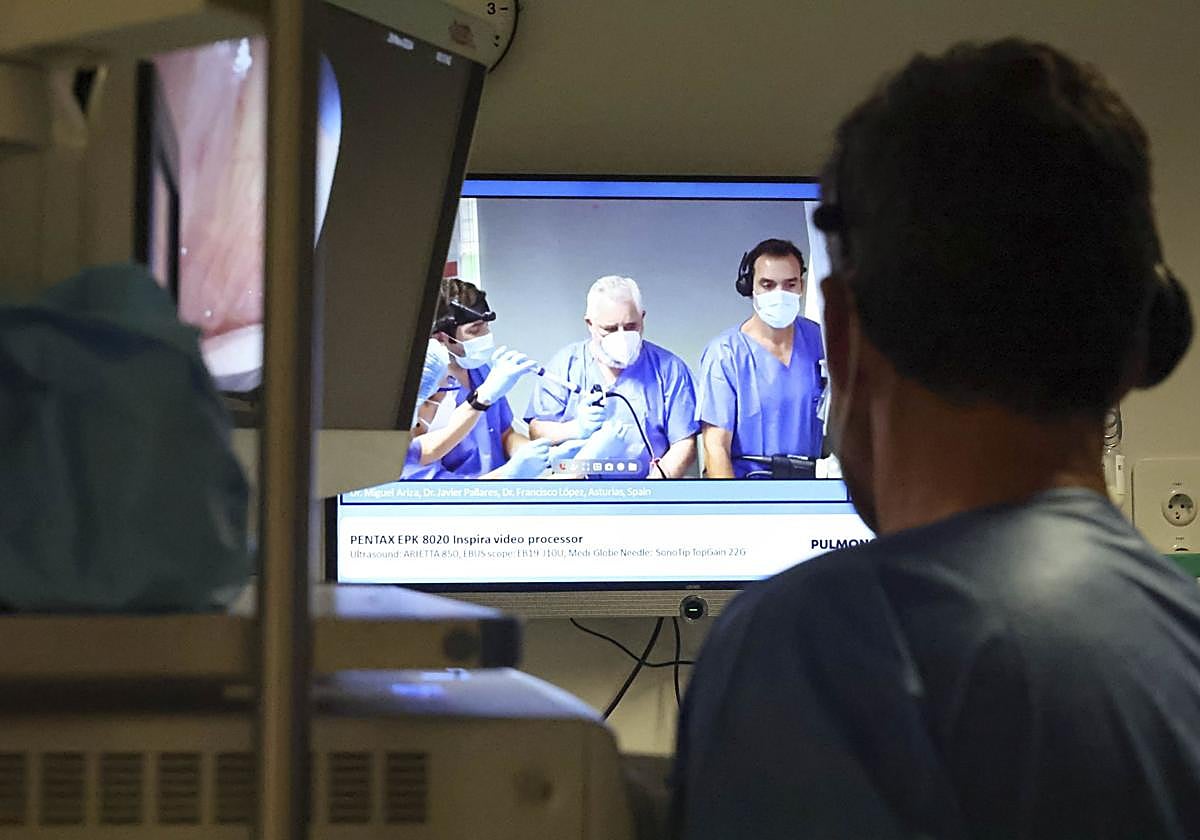 Una nueva técnica de biopsias por congelación de Asturias al mundo: las imágenes de la operación en el HUCA