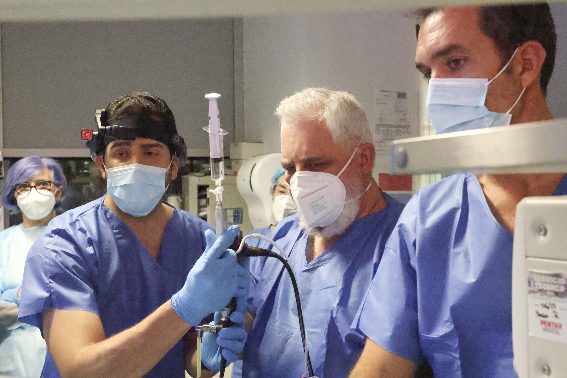 Una nueva técnica de biopsias por congelación de Asturias al mundo: las imágenes de la operación en el HUCA