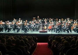 La OSPA, durante su actuación de ayer en el Teatro Jovellanos de Gijón.