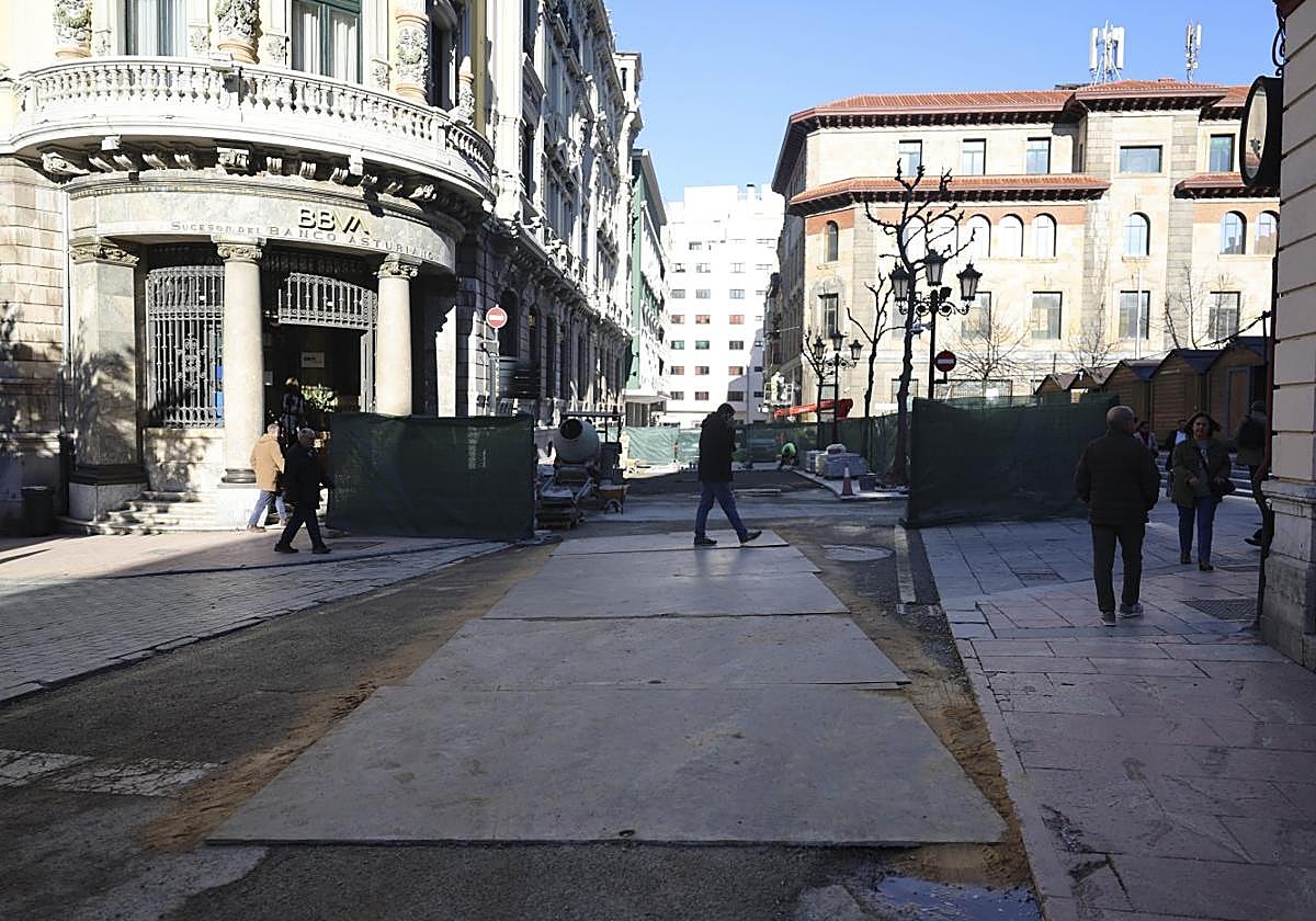Las obras del eje de Mendizábal, en Oviedo, al lado de las casetas del Mercado de Navidad.