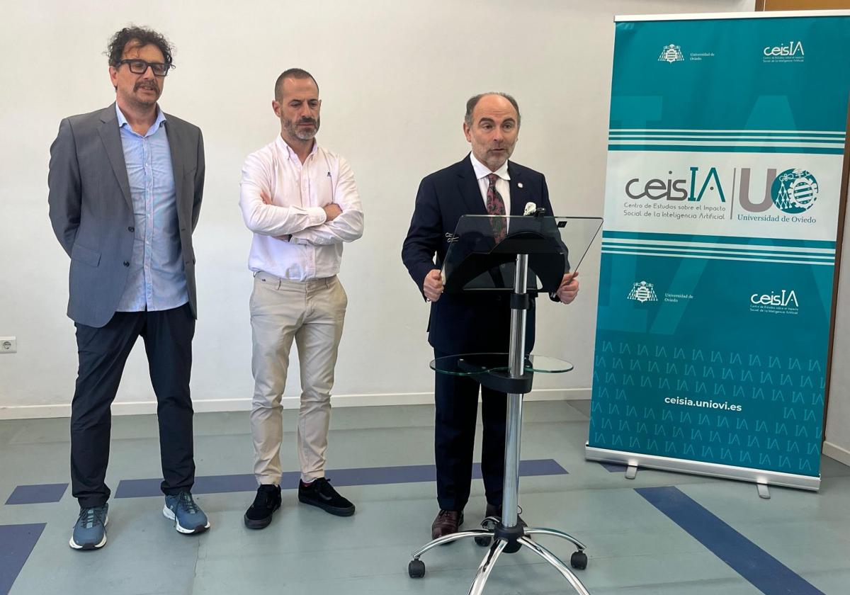 El director del centro de IA, el alcalde de Siero y el rector de la Universidad de Oviedo, en la antigua Casa de Cultura de Lugones el día de la inauguración, en julio.