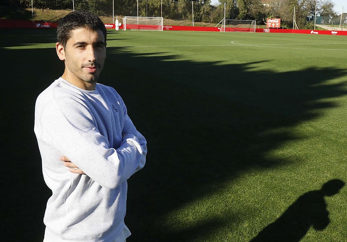 Cote, ayer, tras el entrenamiento del Sporting, posando en el césped del campo número 1 de Mareo.