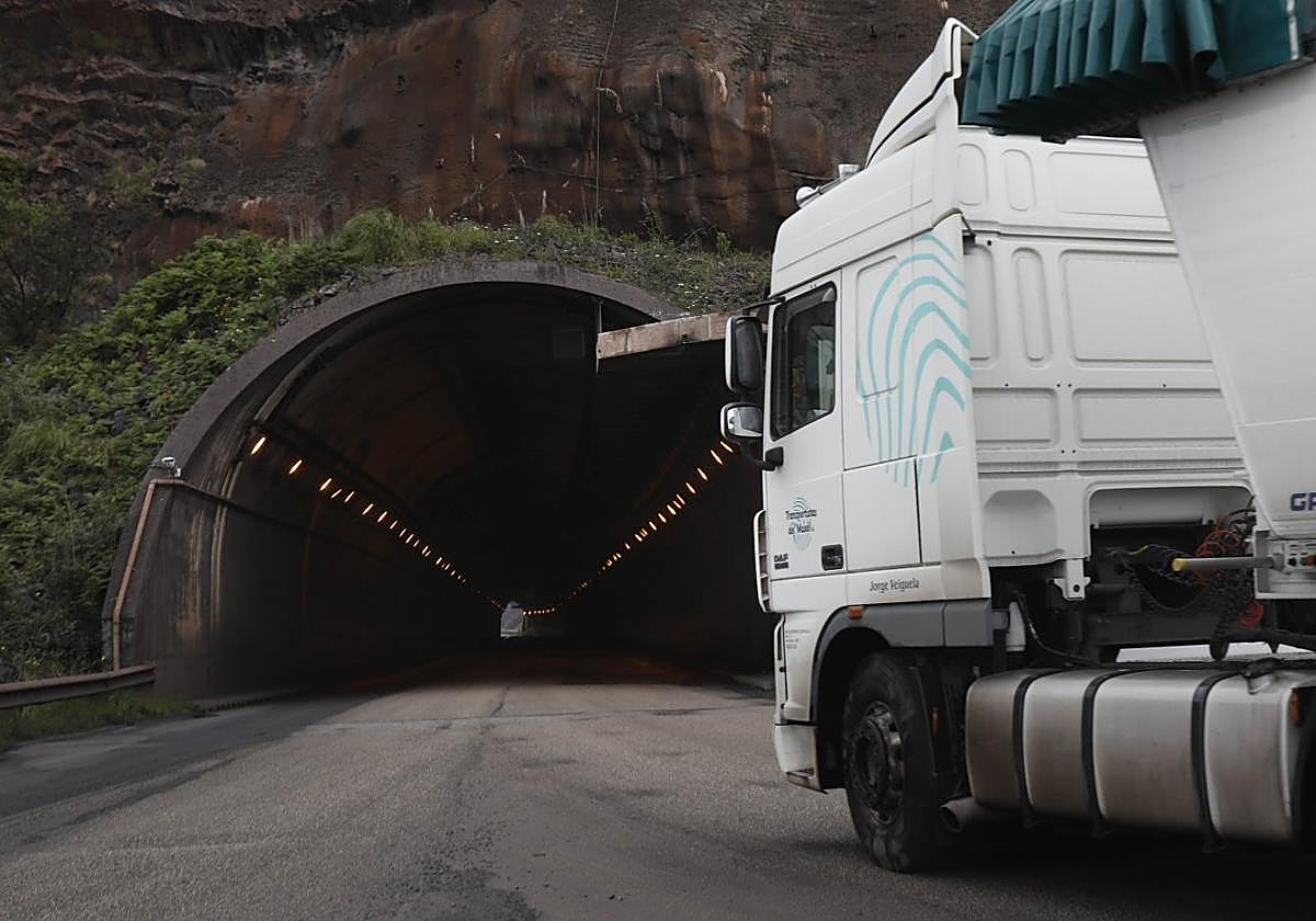 Un camión se dispone a entrar en el túnel por la boca que conecta con la ampliación del puerto de El Musel, en Gijón.