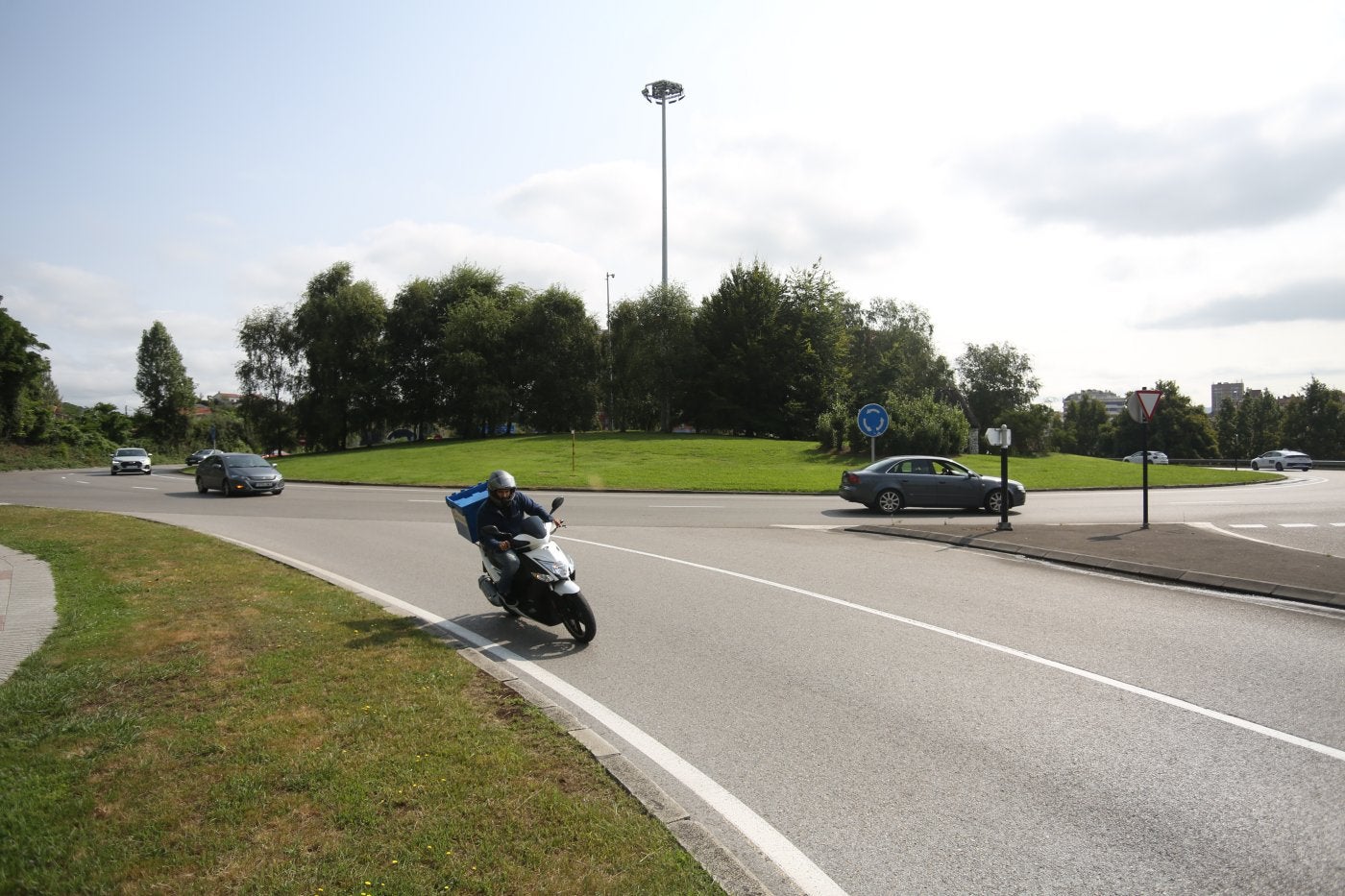 Luis Oliver. El Gobierno del Principado reserva sendas partidas de 2,17 millones y 43.168 euros para la remodelación de la glorieta de Luis Oliver, llamada a mejorar de una vez por todas los problemas de movilidad en la zona.