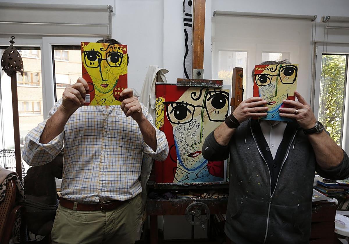 Estudio. Adrián Ausín y Kiker ocultan sus rostros con los que presiden la portada y lacontra de la biografía novelada, pintados exprofeso por el artista.