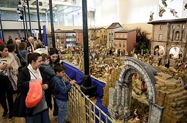 Una familia observa el belén principal instalado en la plaza de Trascorrales. FOTOS: ALEX PIÑA