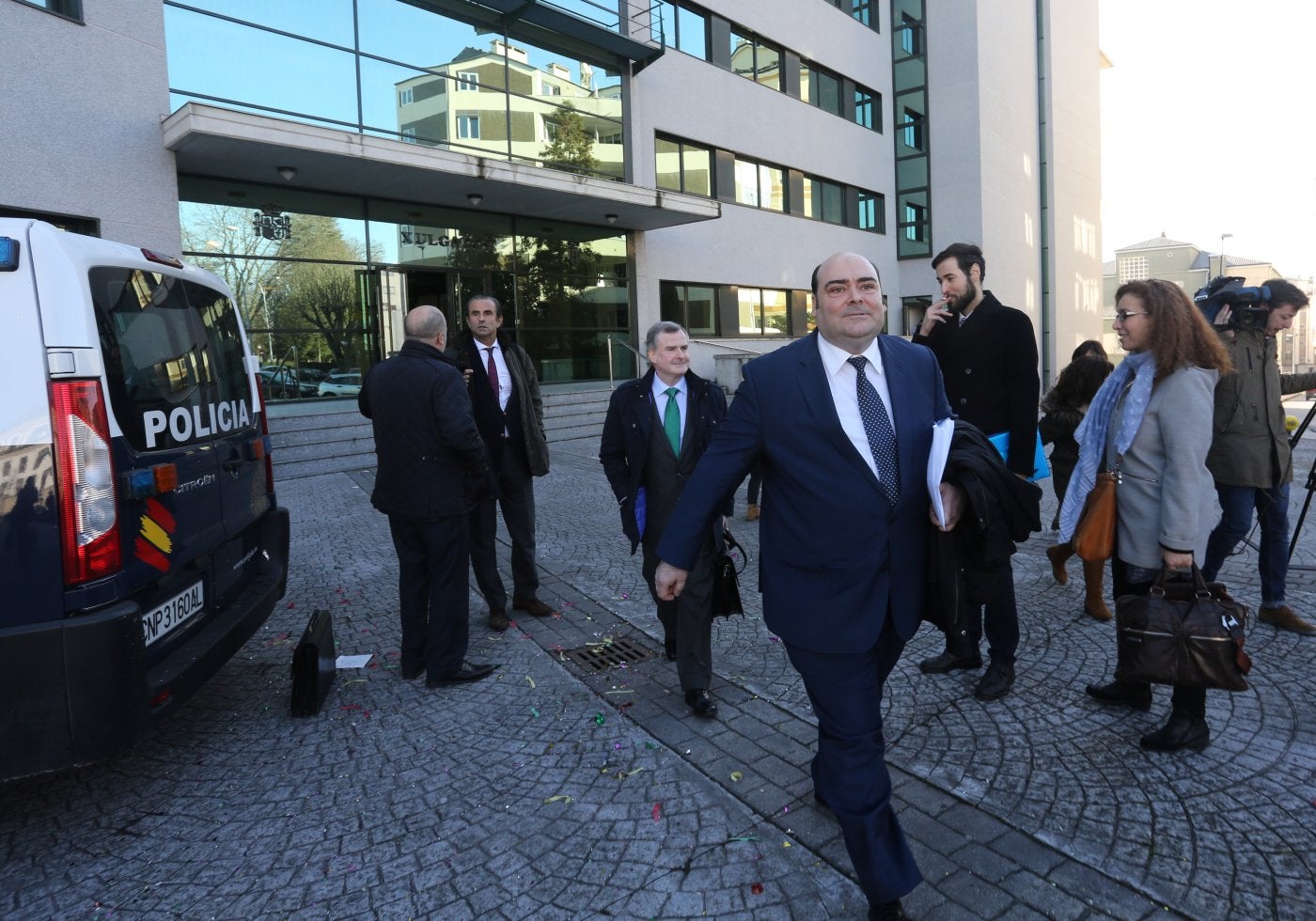 Agustín Iglesias Caunedo, saliendo de un juzgado gallego.