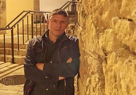 Manuel Almeida, apoyado en la muralla de la ciudad en la calle de San José.