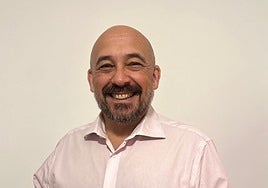 Javier Valbuena posa con su libro 'Ubuntu'.