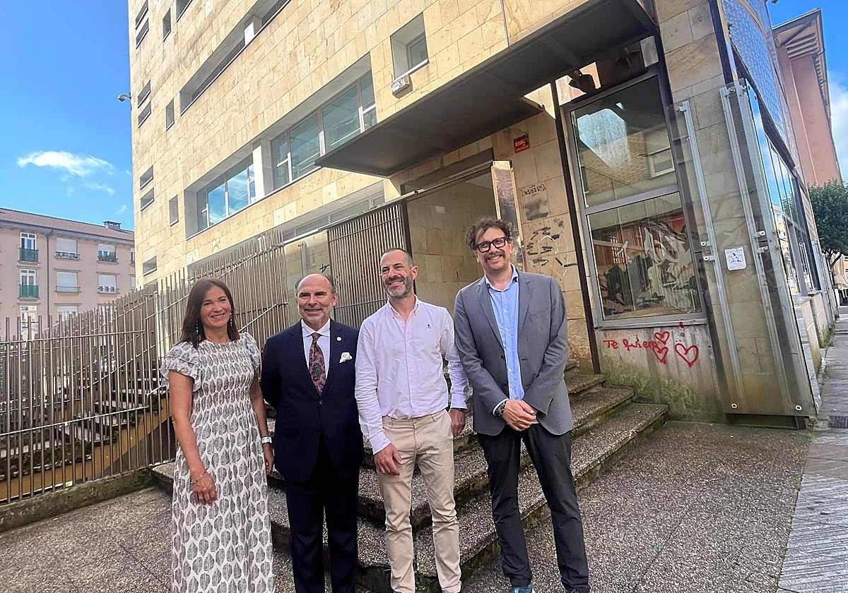 La edil María José Fernández; el rector, Ignacio Villaverde; el alcalde de Siero, Ángel García, 'Cepi' y el director del centro de Inteligencia Artificial, Roger Campione, el pasado 15 de julio en Lugones.