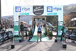 Oihana Kortazar, ganadora femenina en la prueba larga, cruza la línea de meta.