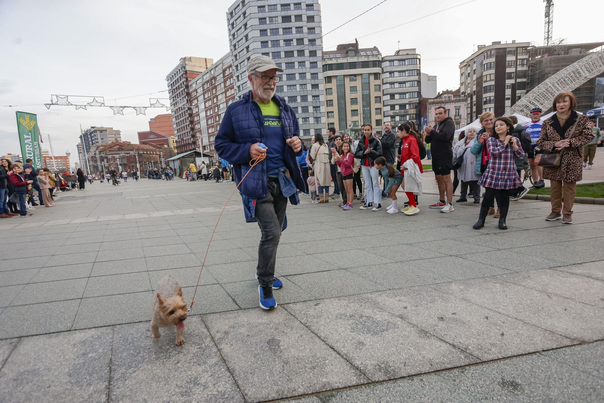 Zancadas de solidaridad: las imágenes de la carrera anti-sida en Gijón