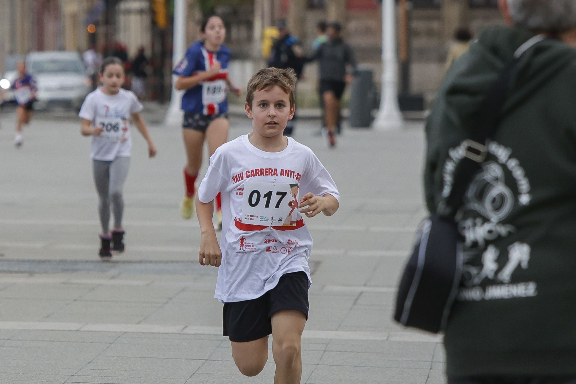 Zancadas de solidaridad: las imágenes de la carrera anti-sida en Gijón