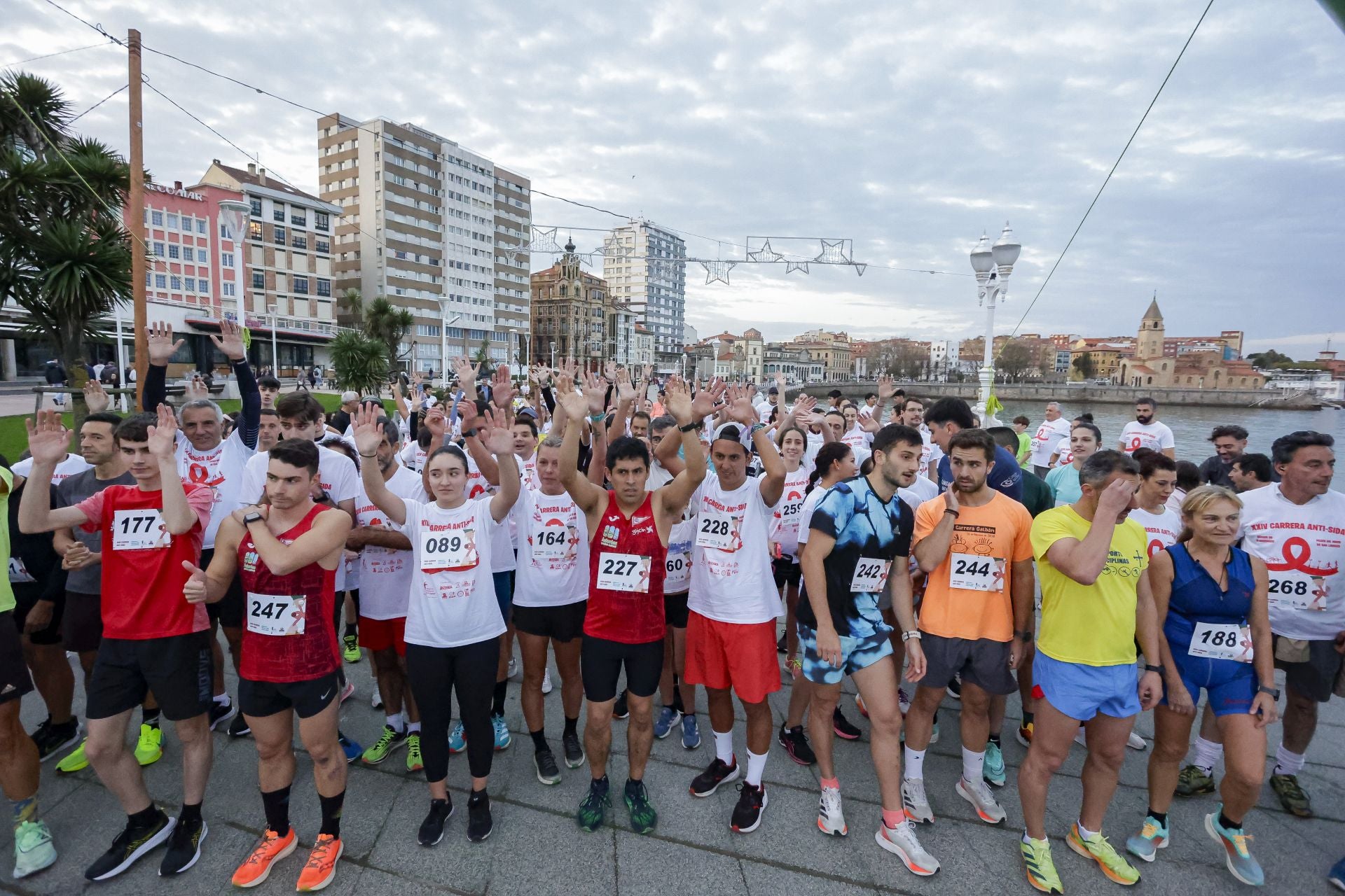 Zancadas de solidaridad: las imágenes de la carrera anti-sida en Gijón