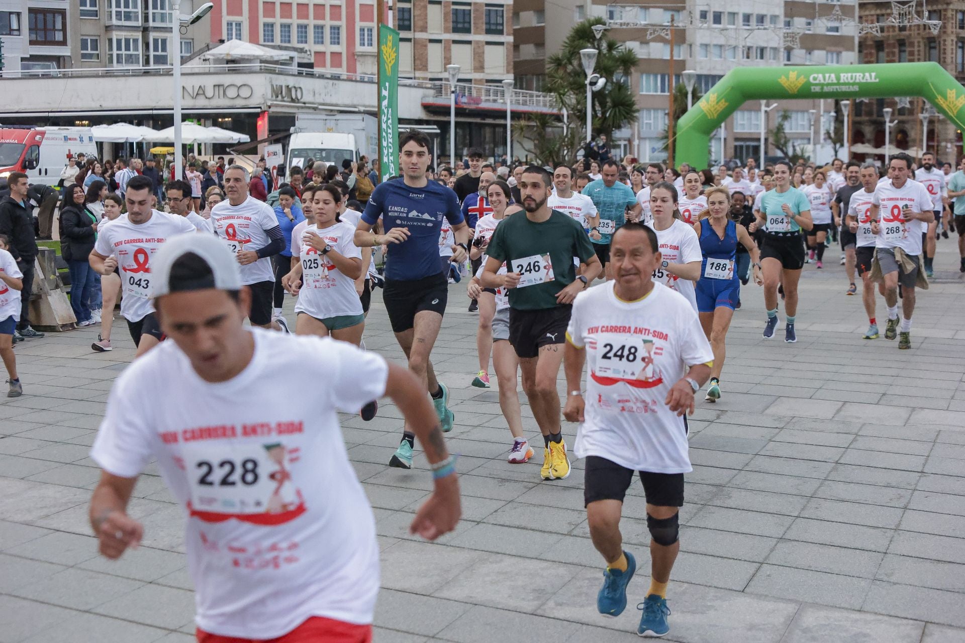 Zancadas de solidaridad: las imágenes de la carrera anti-sida en Gijón