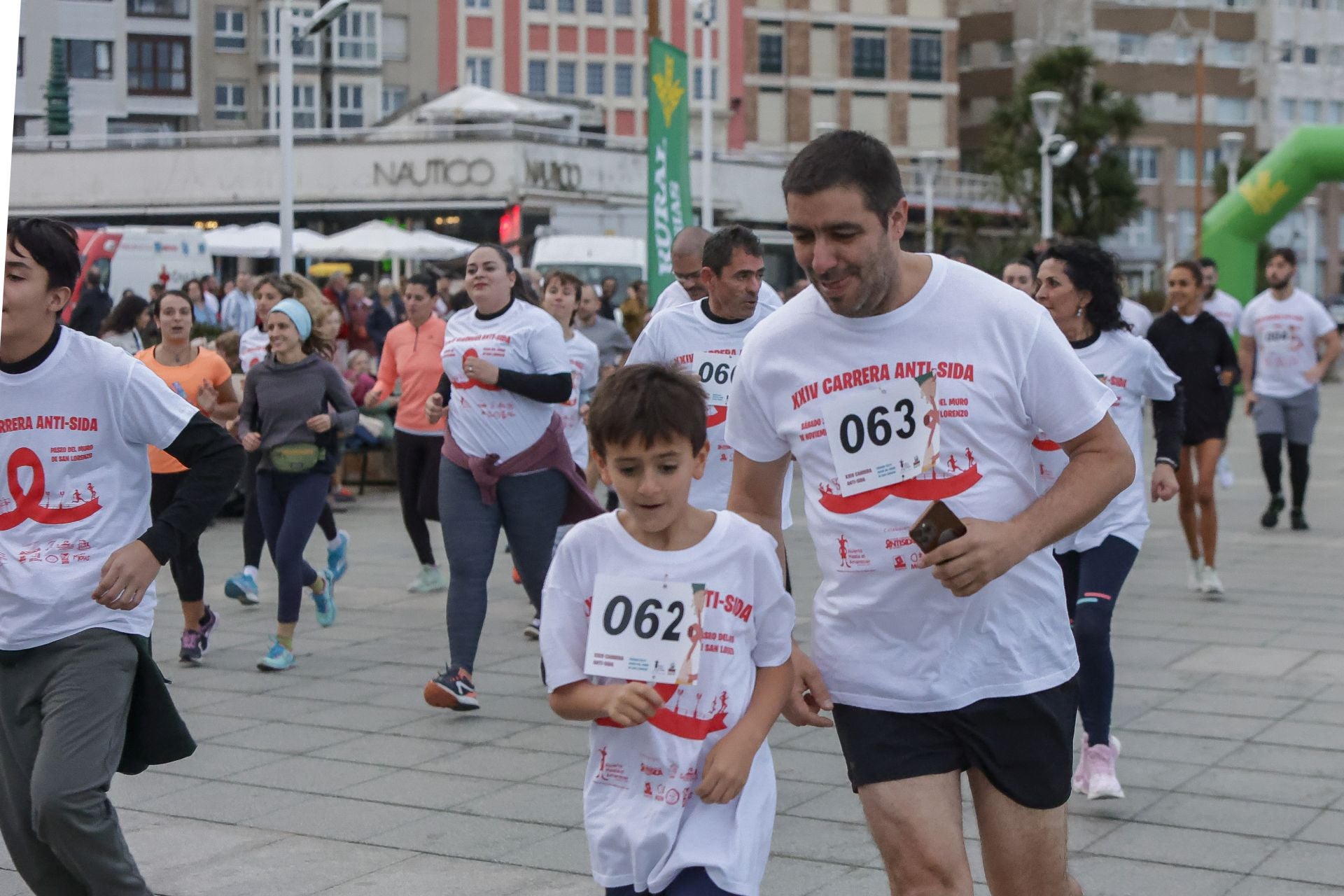 Zancadas de solidaridad: las imágenes de la carrera anti-sida en Gijón