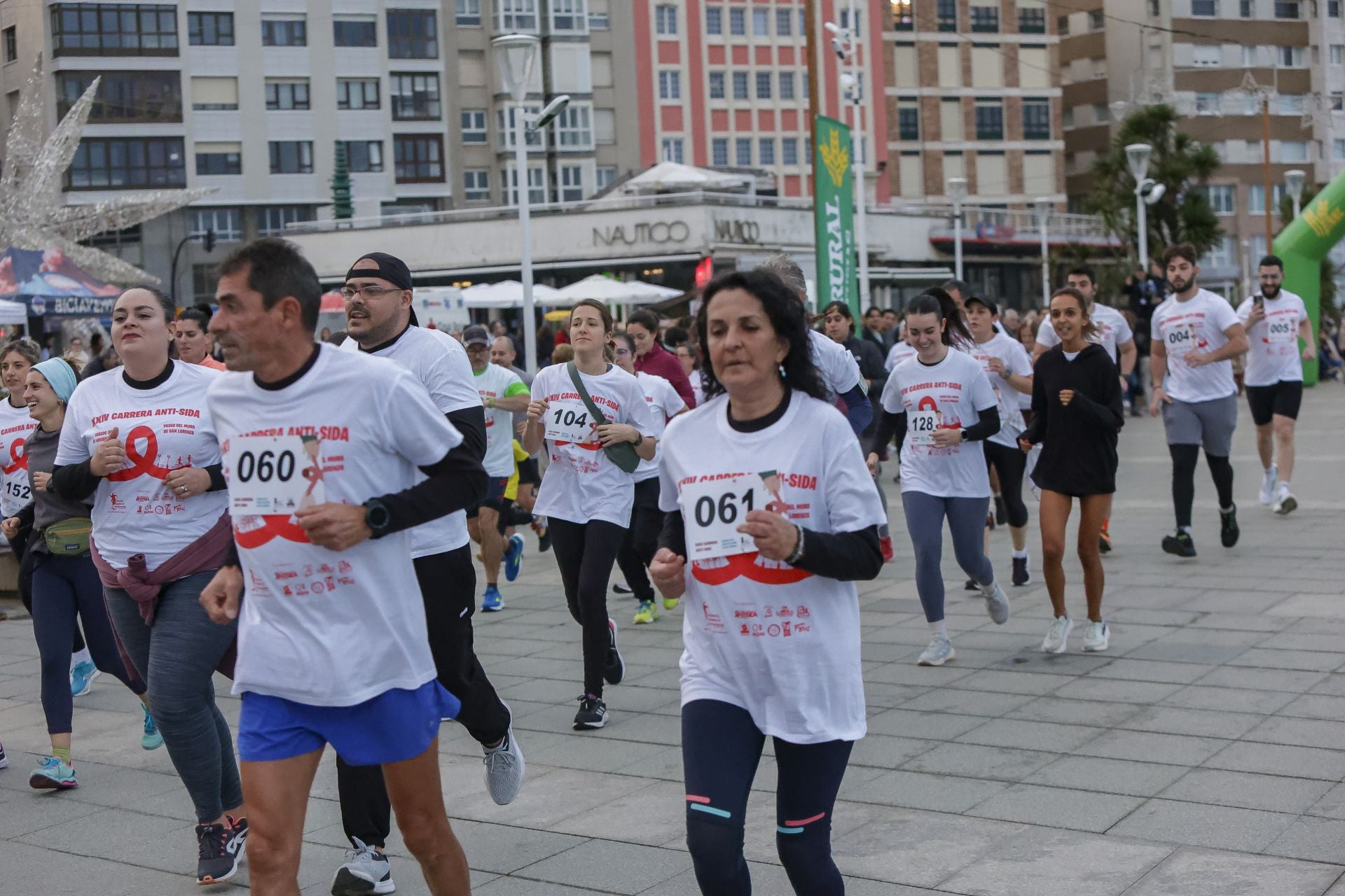 Zancadas de solidaridad: las imágenes de la carrera anti-sida en Gijón