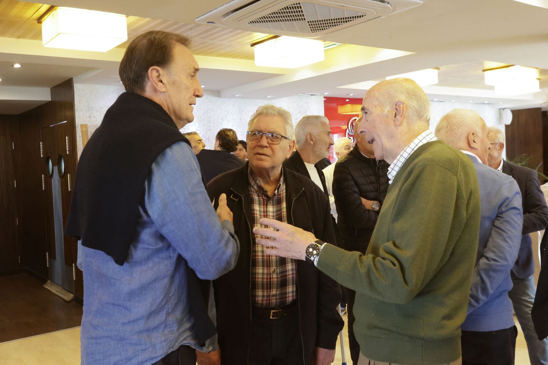 Roberto Canella, leyenda rojiblanca: así recibió la insignia de oro de los veteranos del Sporting