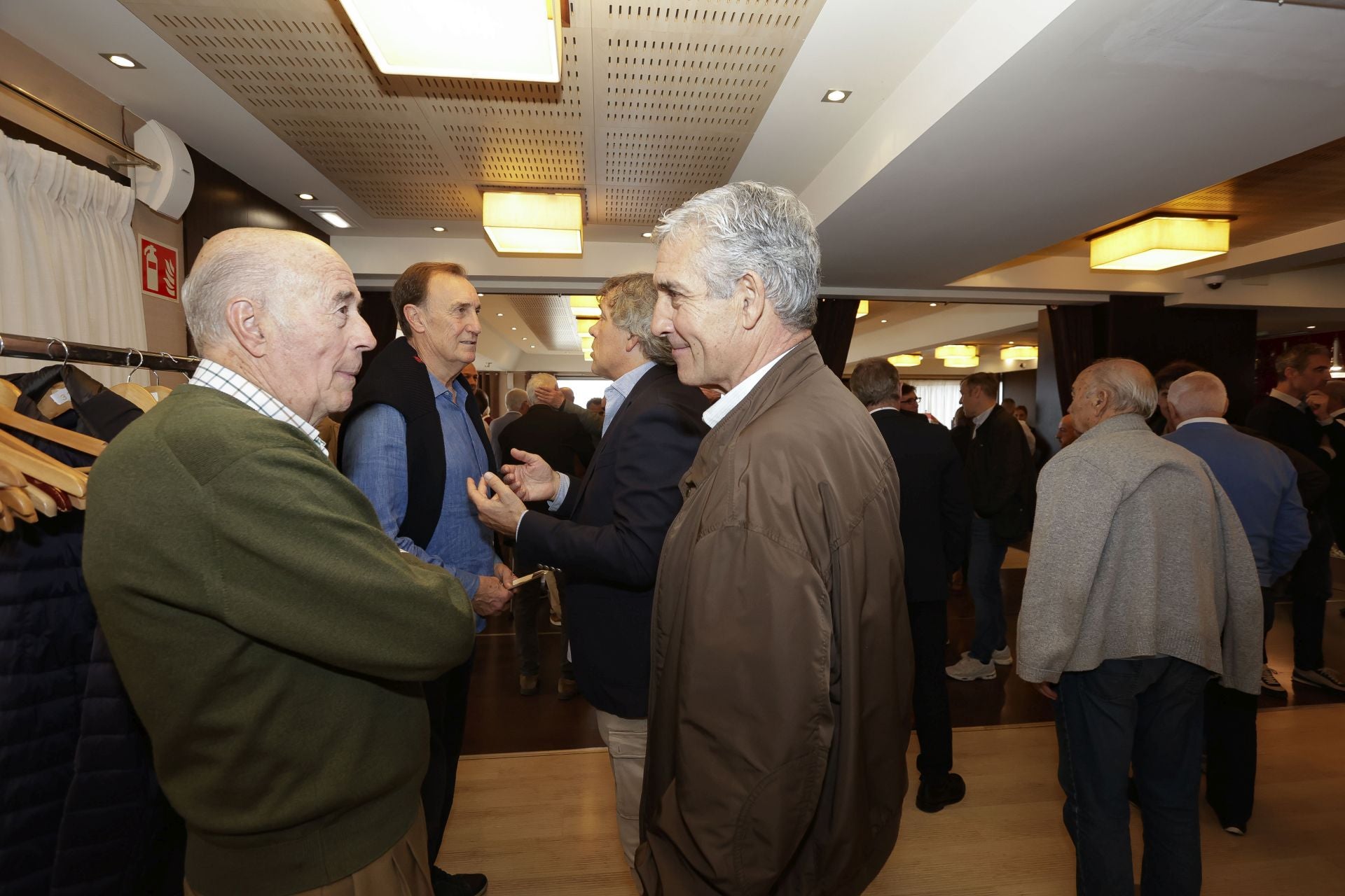 Roberto Canella, leyenda rojiblanca: así recibió la insignia de oro de los veteranos del Sporting