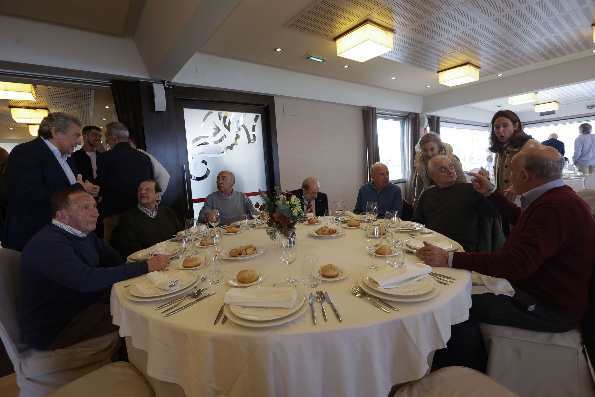 Roberto Canella, leyenda rojiblanca: así recibió la insignia de oro de los veteranos del Sporting