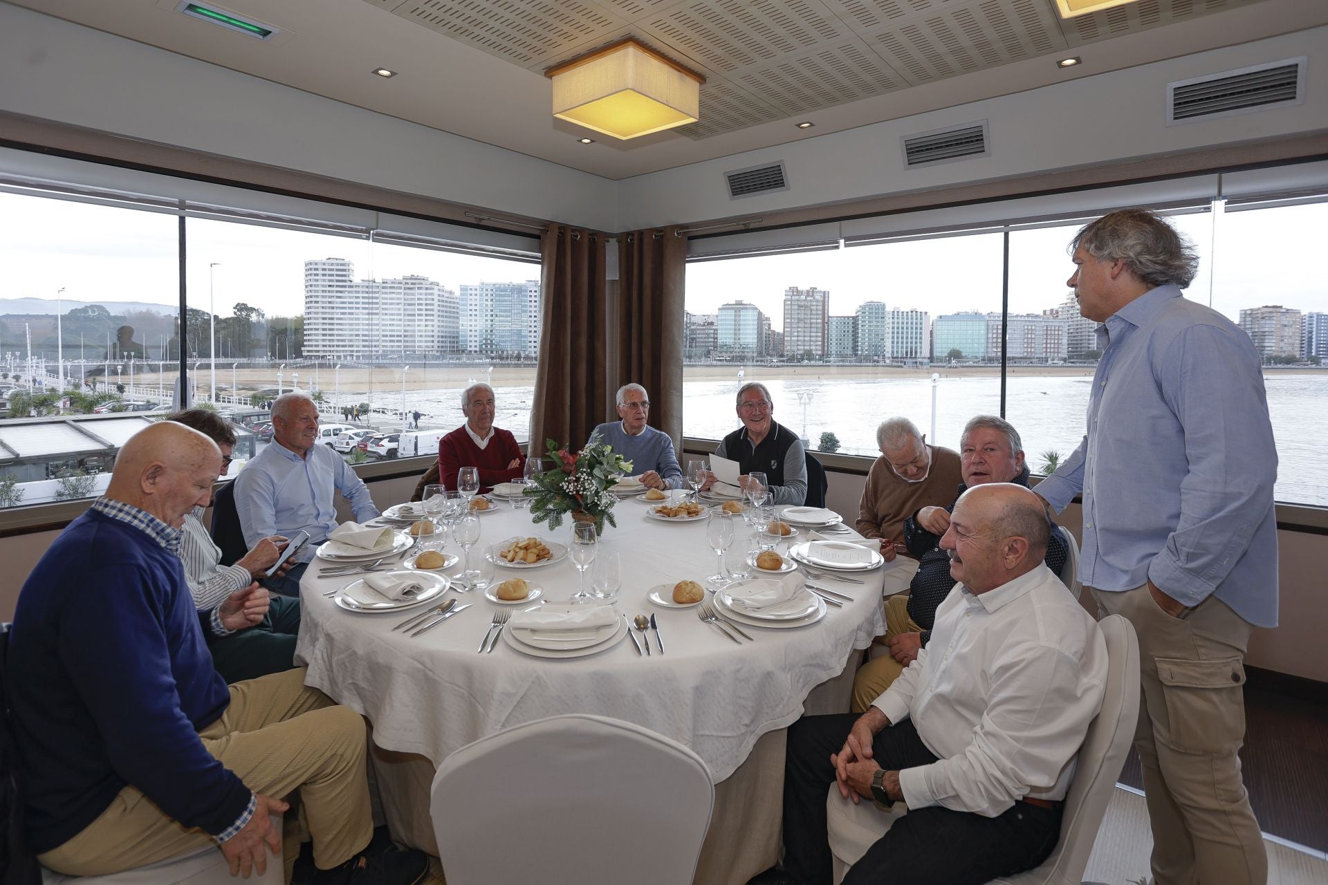Roberto Canella, leyenda rojiblanca: así recibió la insignia de oro de los veteranos del Sporting
