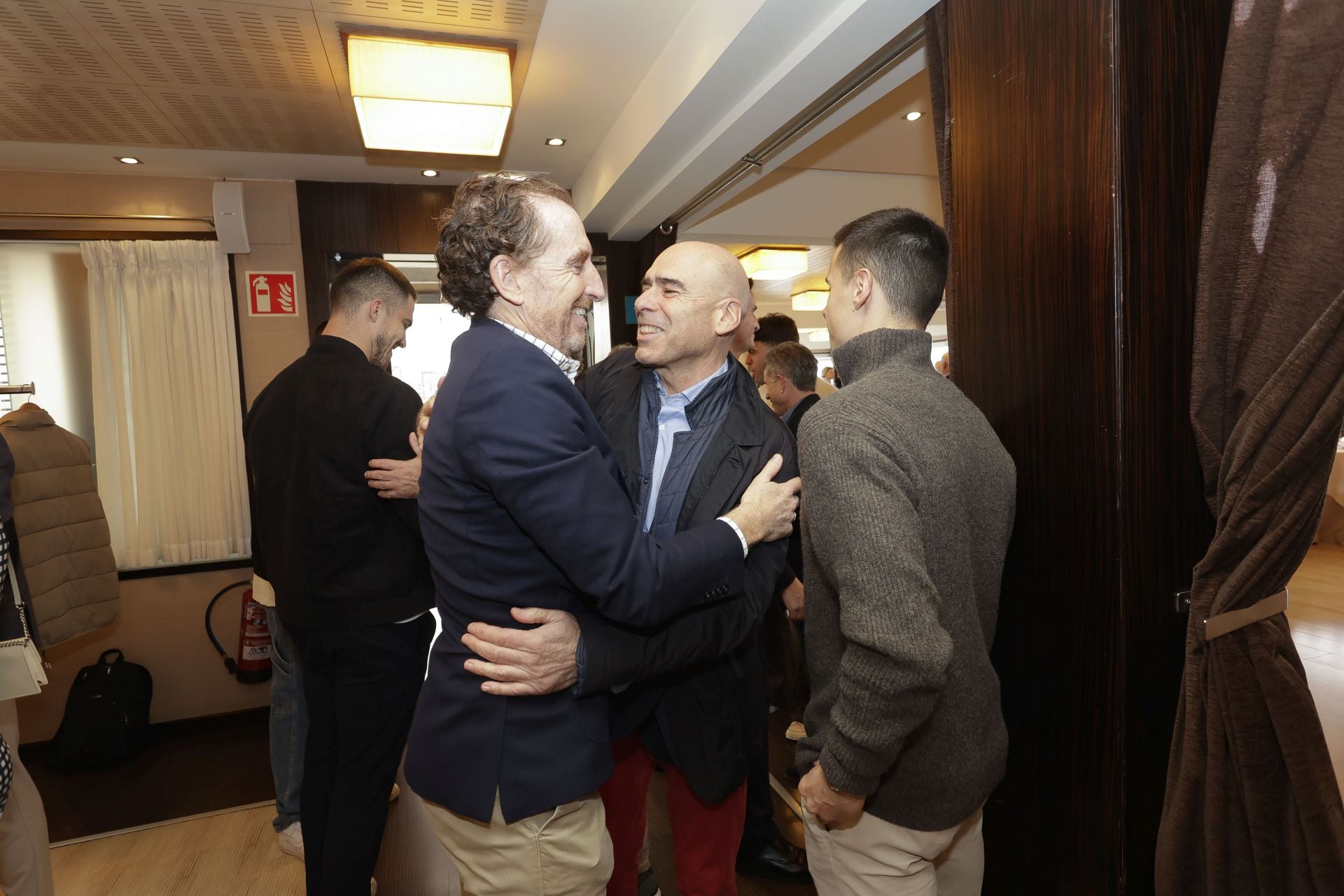 Roberto Canella, leyenda rojiblanca: así recibió la insignia de oro de los veteranos del Sporting