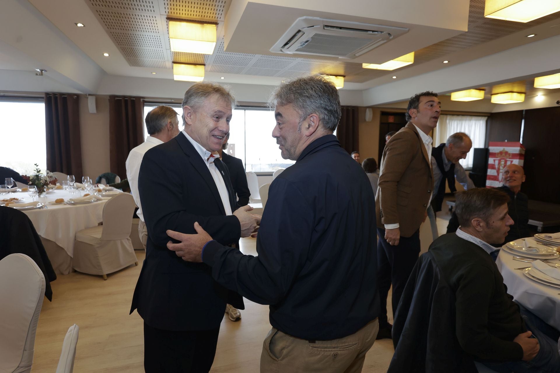 Roberto Canella, leyenda rojiblanca: así recibió la insignia de oro de los veteranos del Sporting