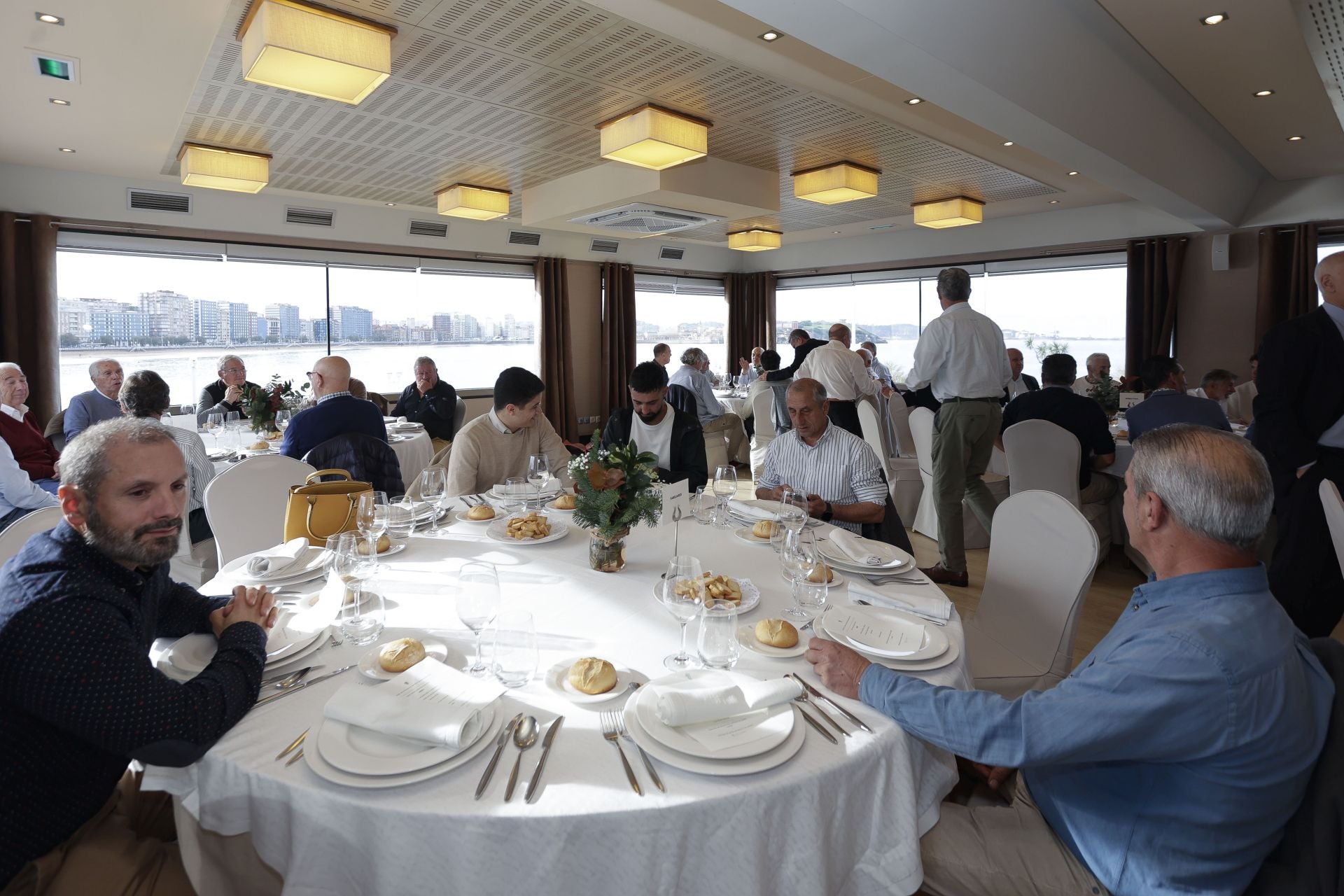 Roberto Canella, leyenda rojiblanca: así recibió la insignia de oro de los veteranos del Sporting