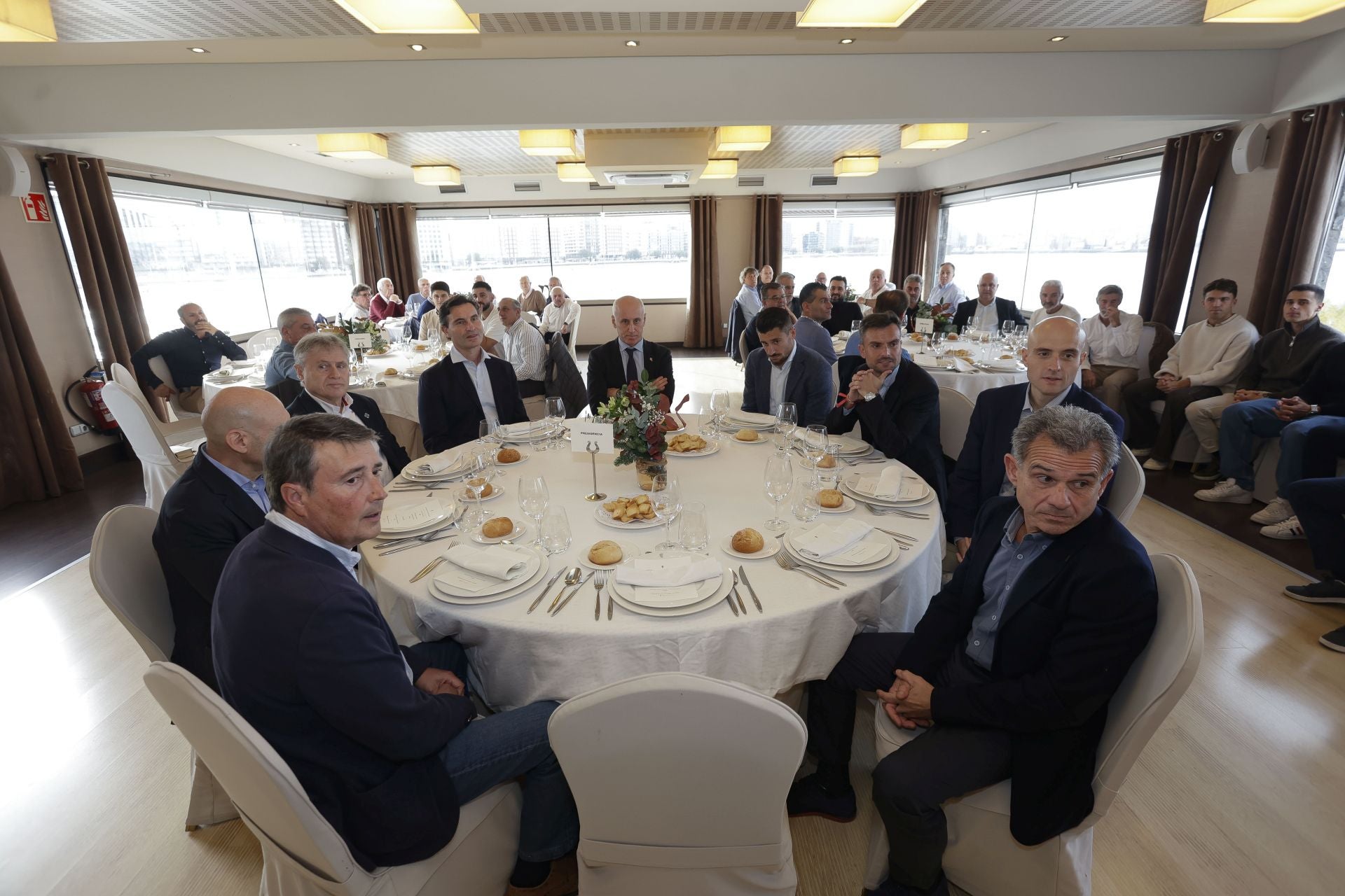 Roberto Canella, leyenda rojiblanca: así recibió la insignia de oro de los veteranos del Sporting