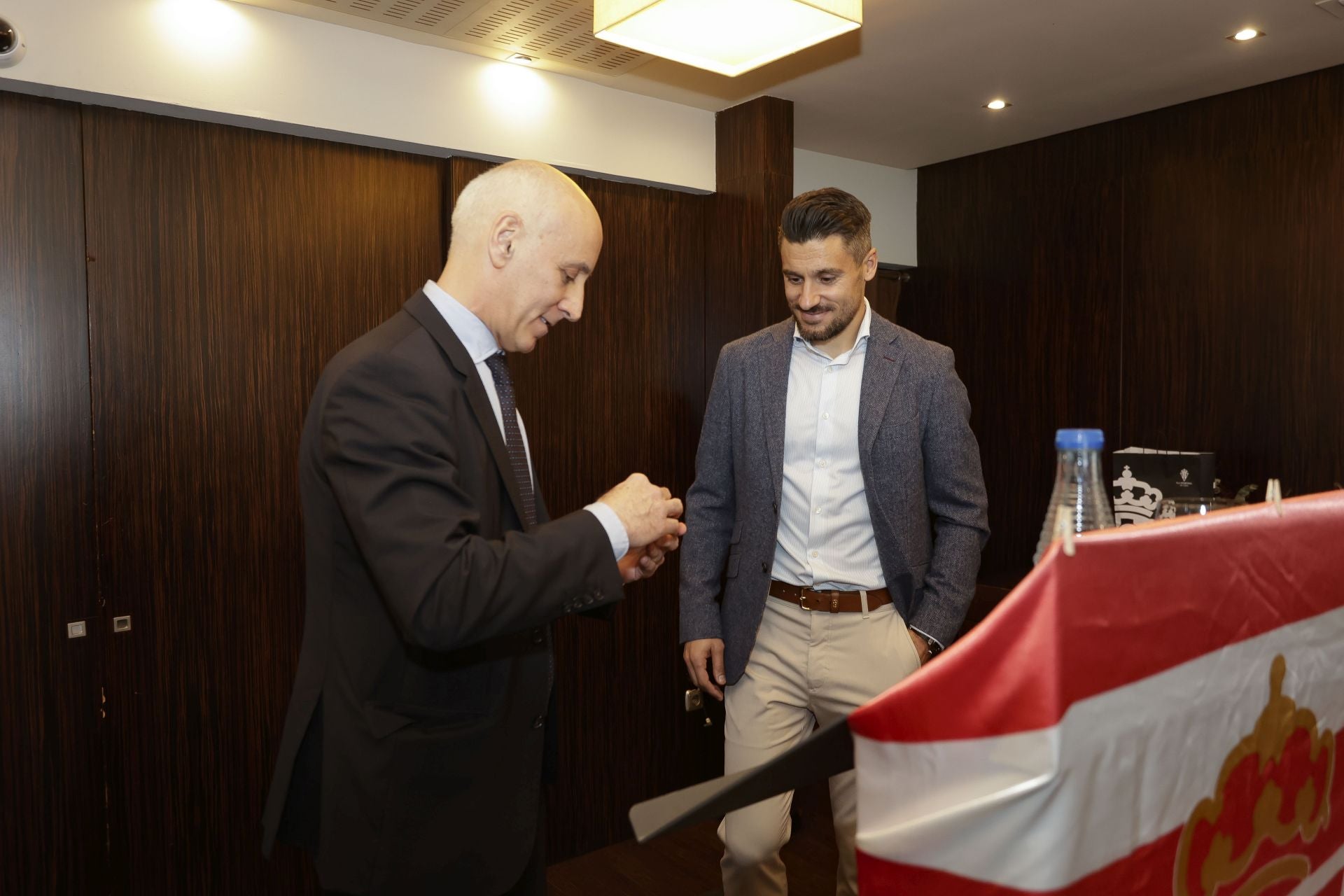Roberto Canella, leyenda rojiblanca: así recibió la insignia de oro de los veteranos del Sporting