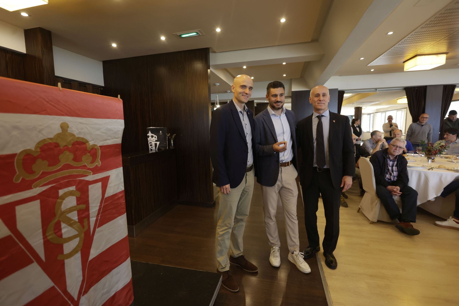Roberto Canella, leyenda rojiblanca: así recibió la insignia de oro de los veteranos del Sporting