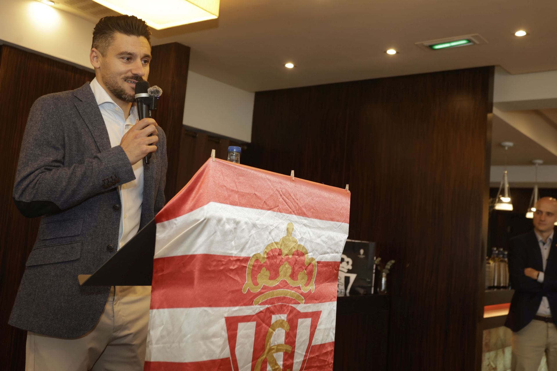 Roberto Canella, leyenda rojiblanca: así recibió la insignia de oro de los veteranos del Sporting