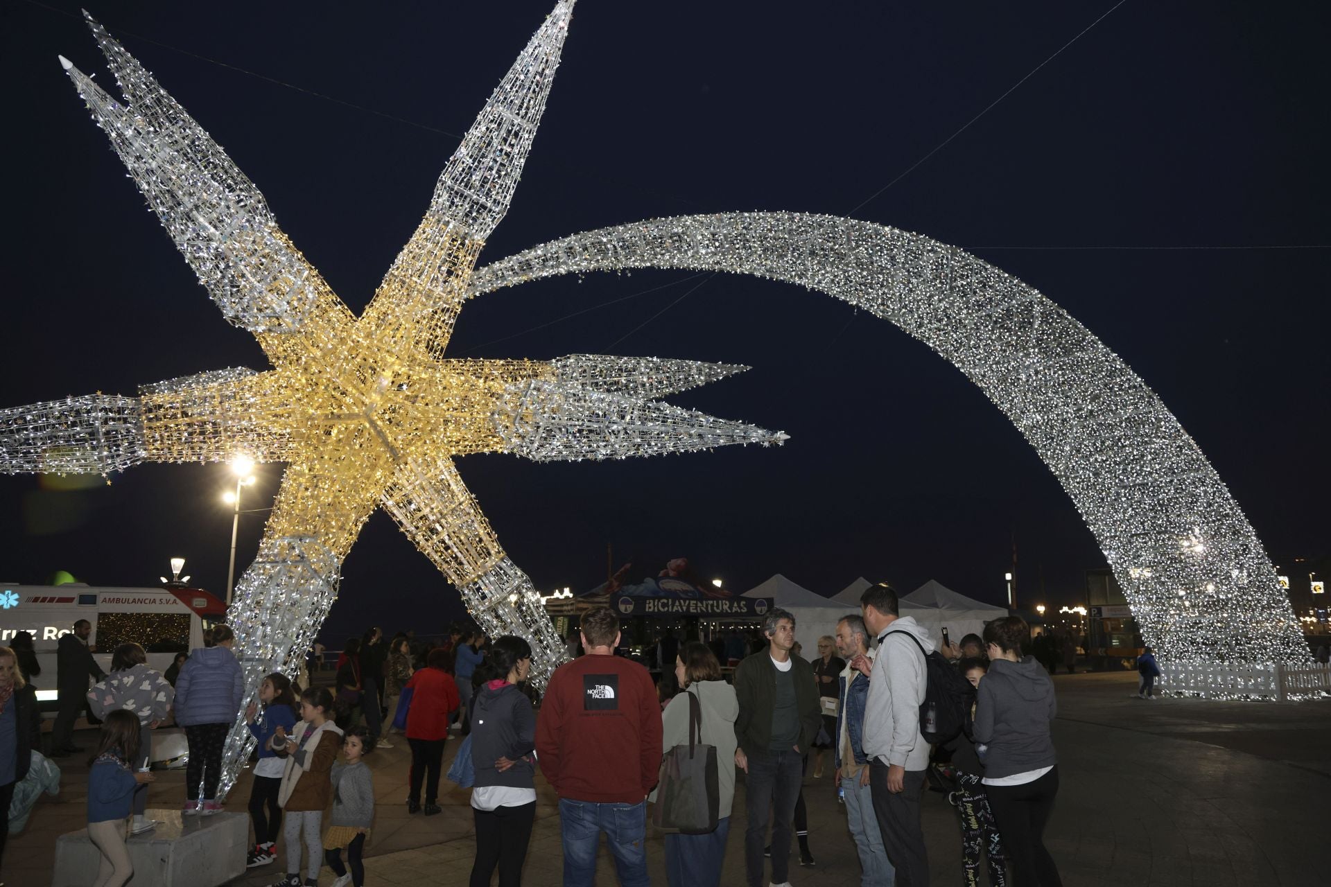 El espectacular despliegue de luces navideñas conquista a los gijoneses