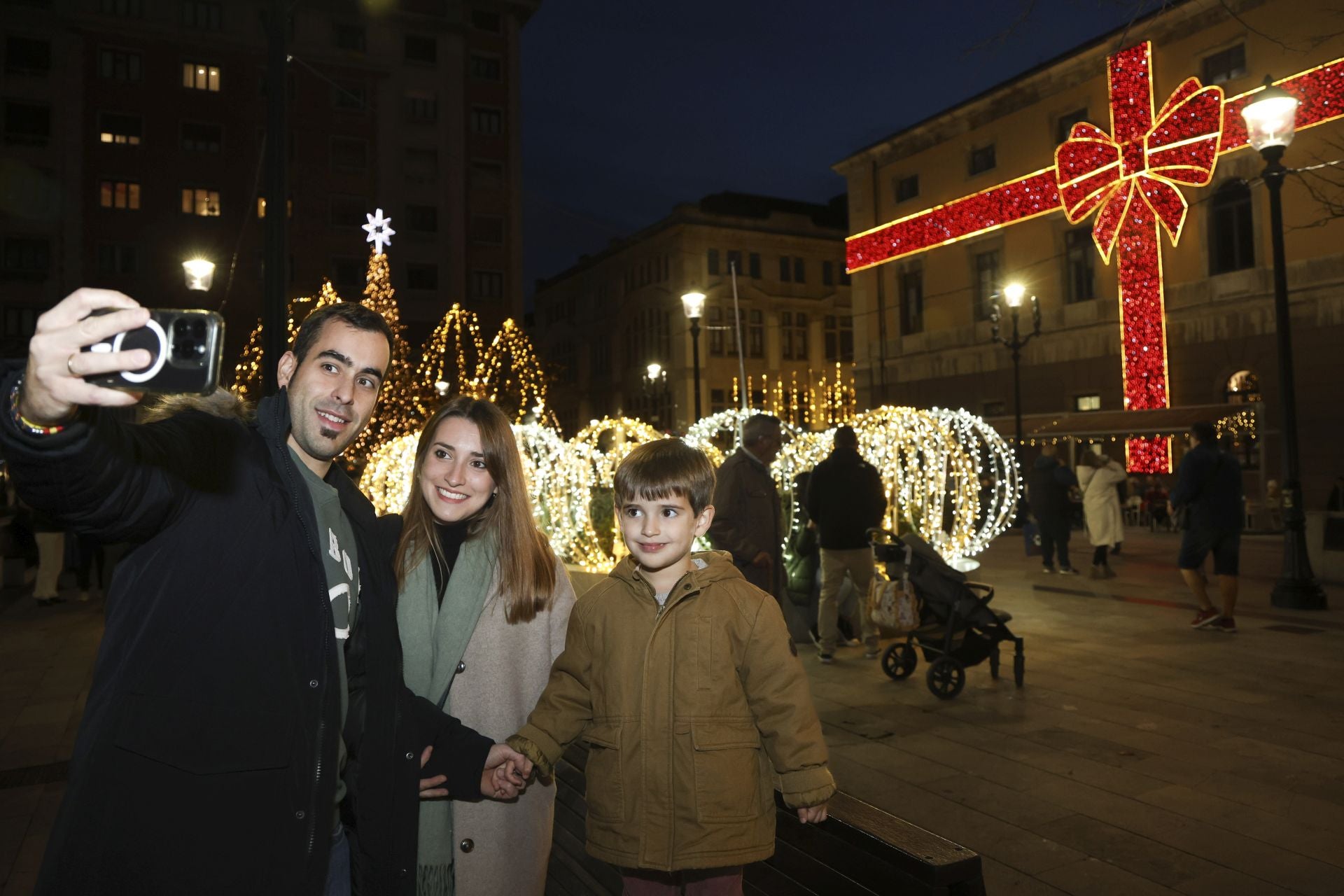 El espectacular despliegue de luces navideñas conquista a los gijoneses