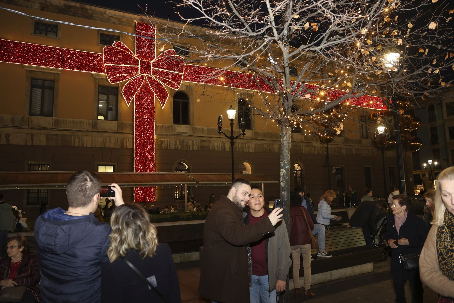 El espectacular despliegue de luces navideñas conquista a los gijoneses