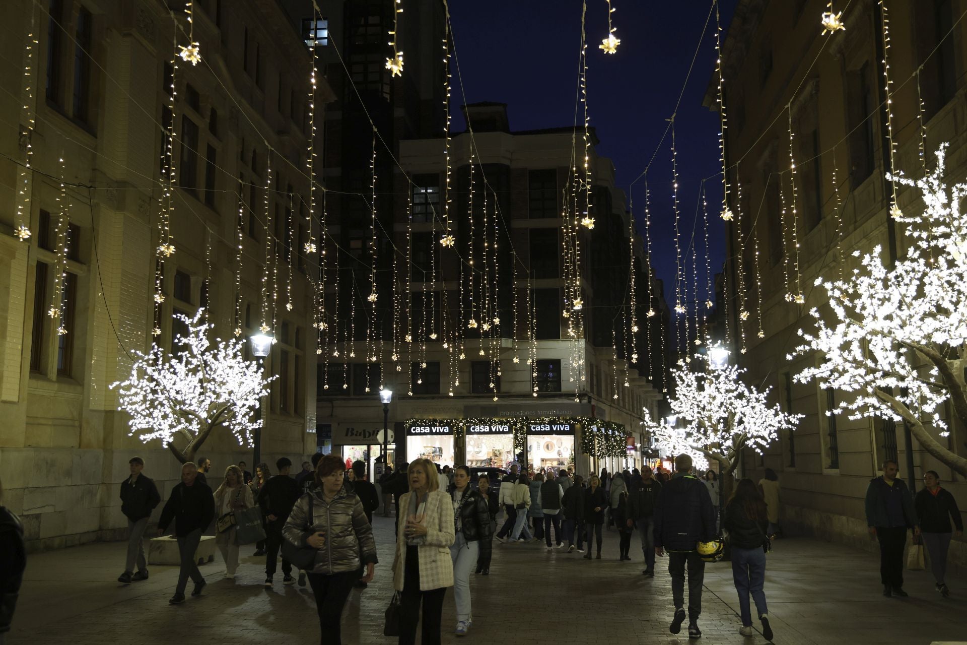 El espectacular despliegue de luces navideñas conquista a los gijoneses