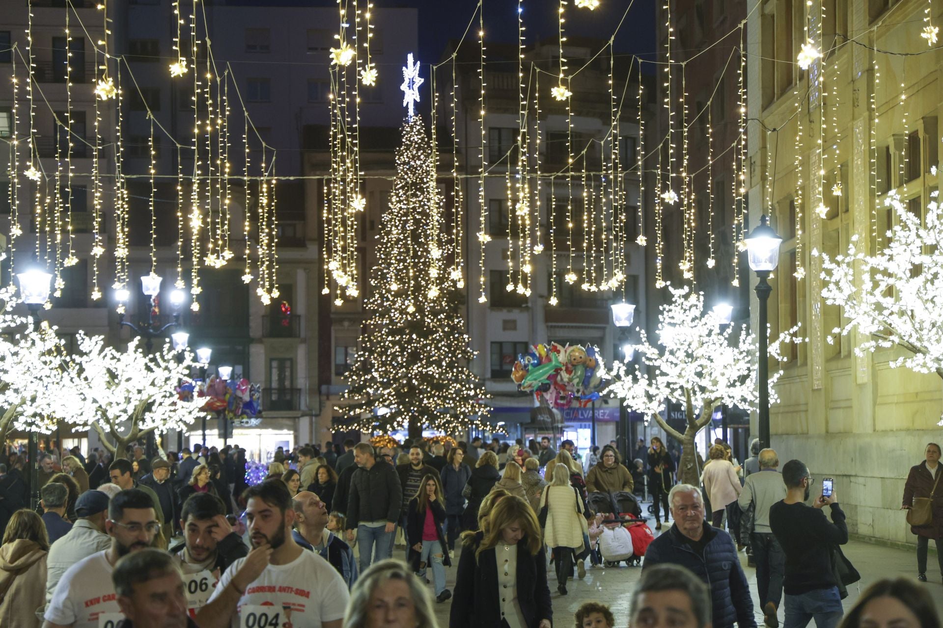 El espectacular despliegue de luces navideñas conquista a los gijoneses