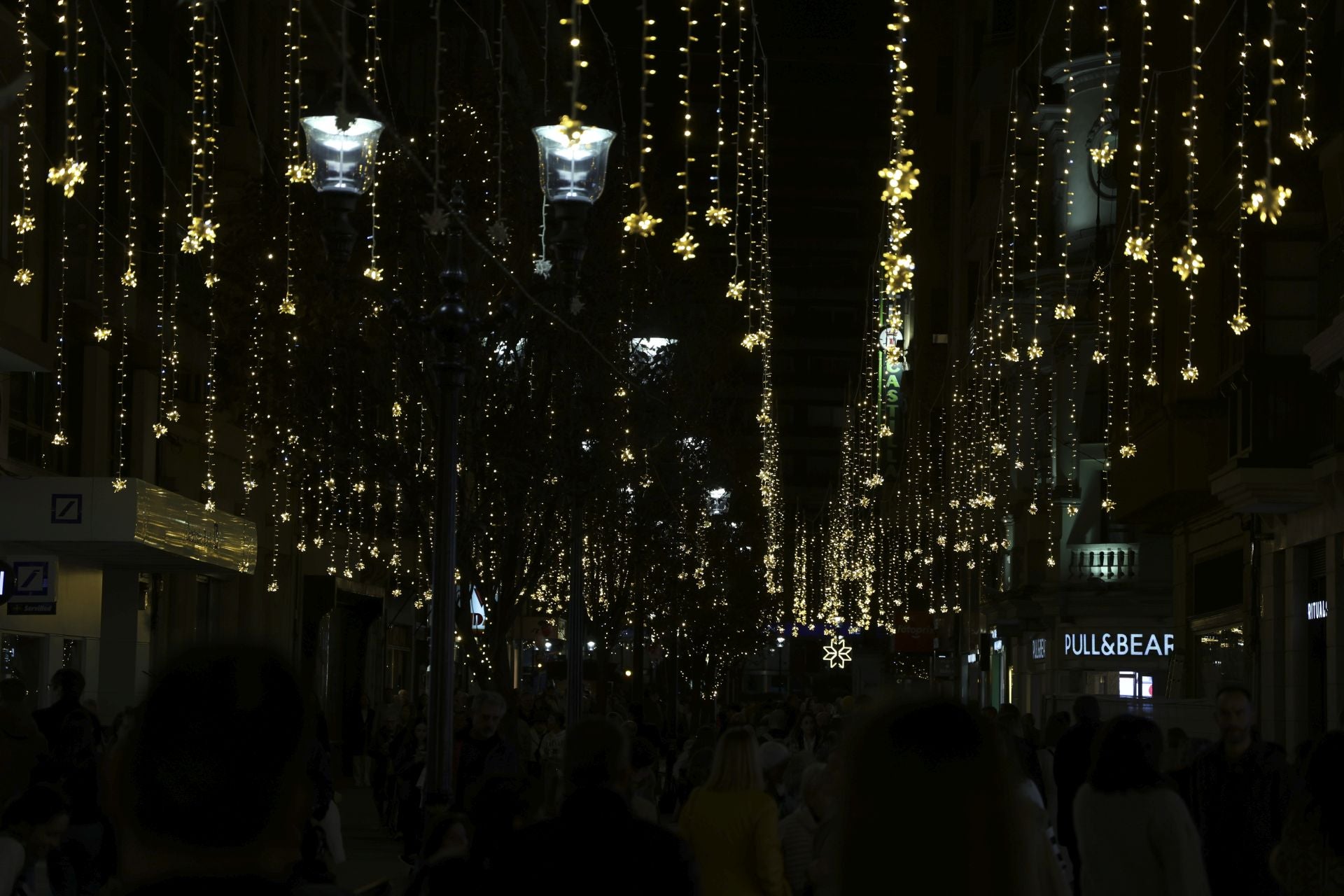 El espectacular despliegue de luces navideñas conquista a los gijoneses